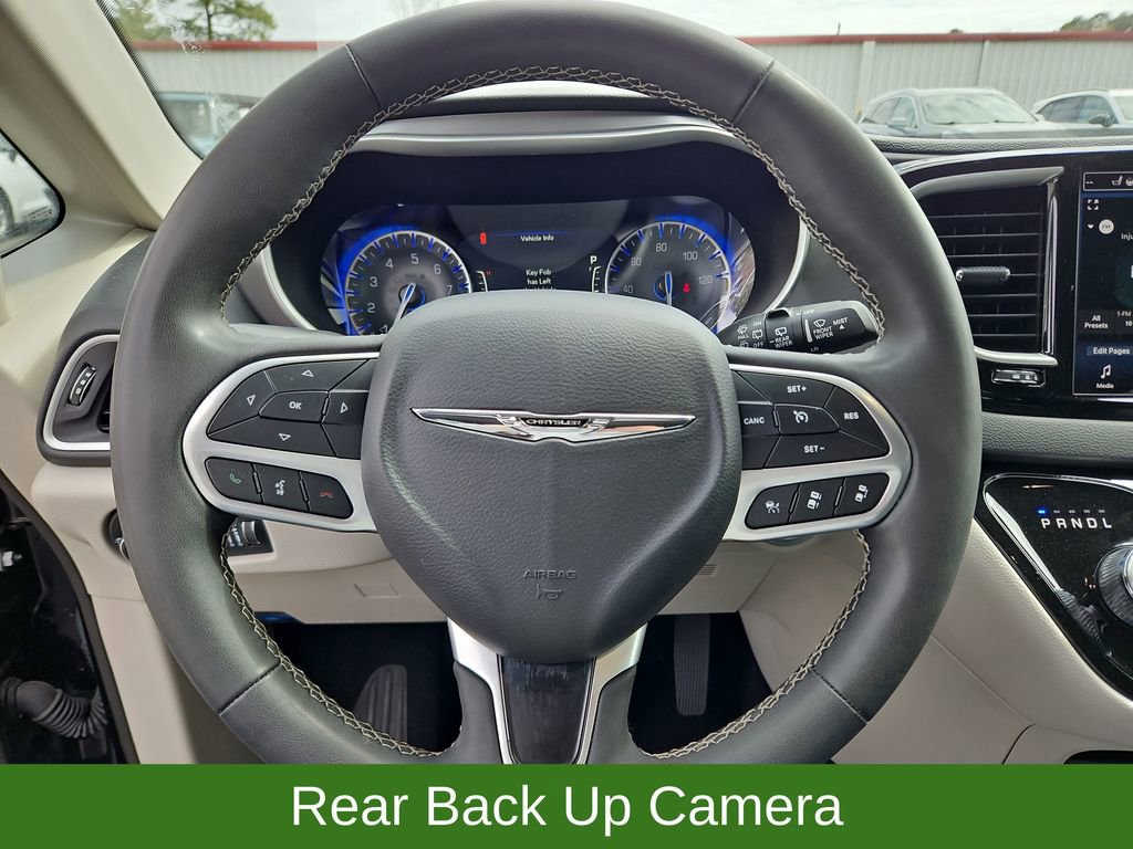 Used 2023 Chrysler Pacifica Touring-L image 9