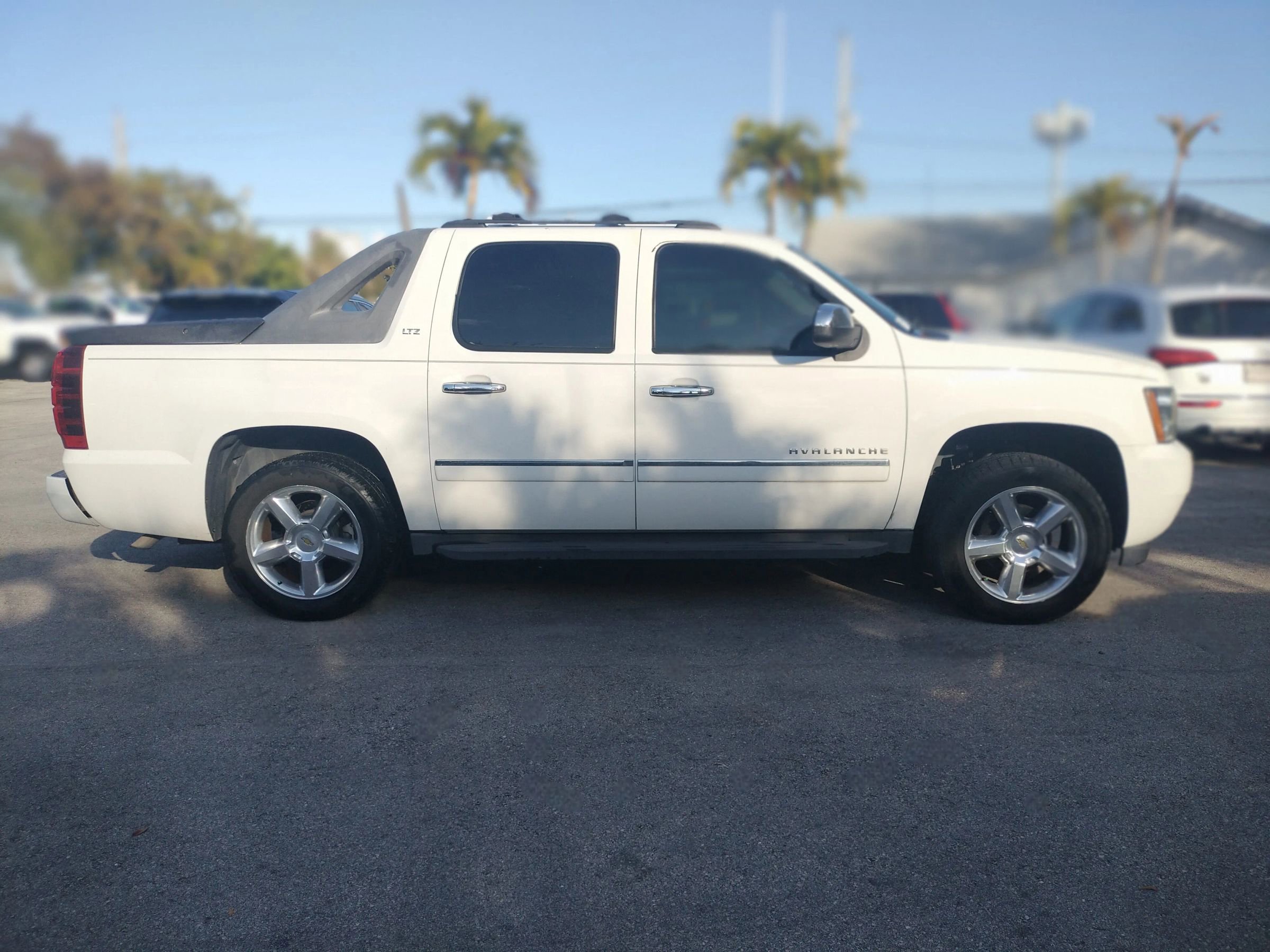 Used 2011 Chevrolet Avalanche LTZ image 10