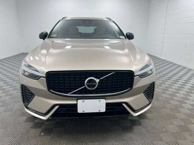 Used 2024 Volvo XC60 B5 Ultimate w/ Protection Package Premier AWD/4WD image 3