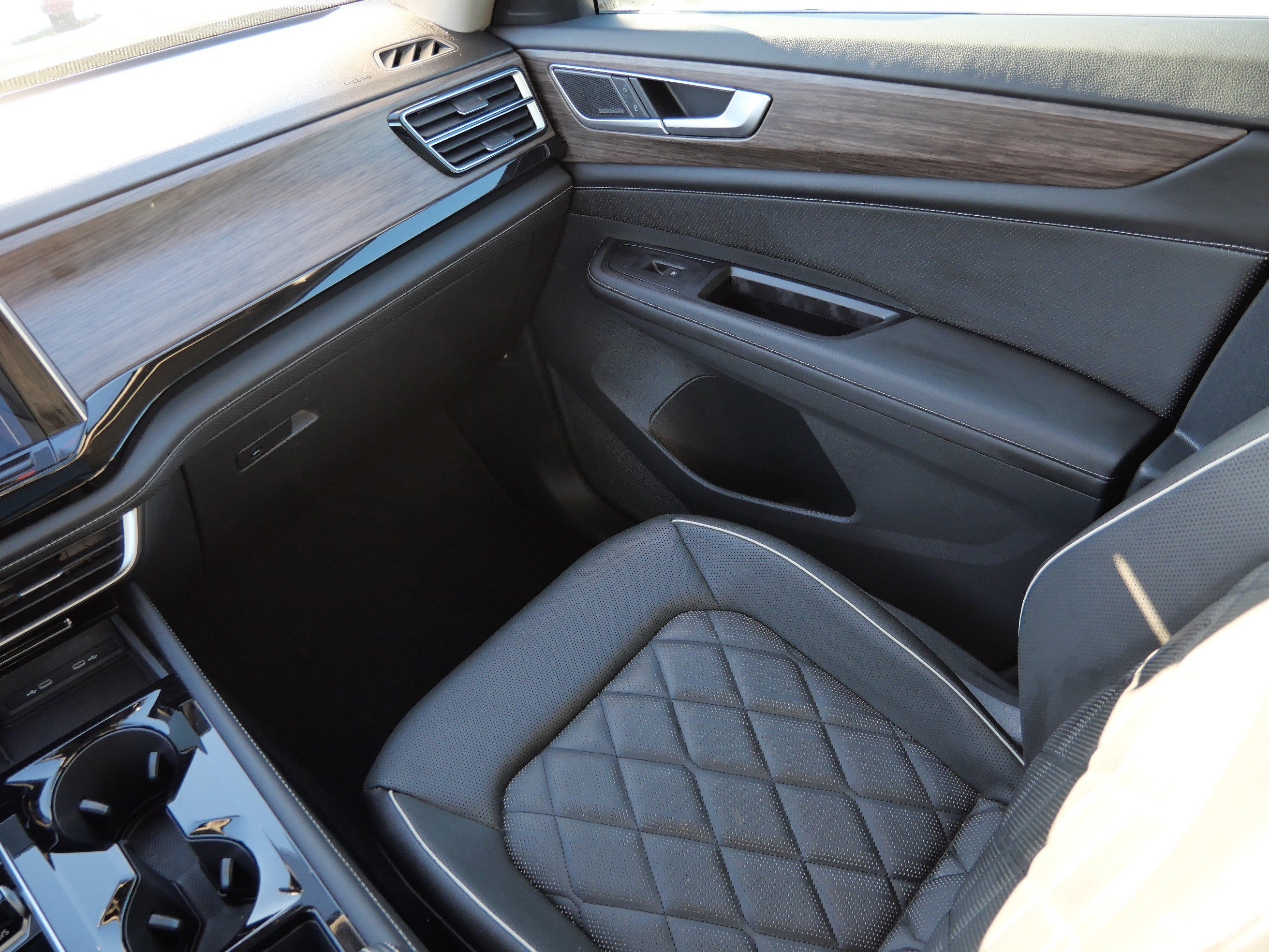 Certified 2025 Volkswagen Atlas SEL Premium R-Line image 11