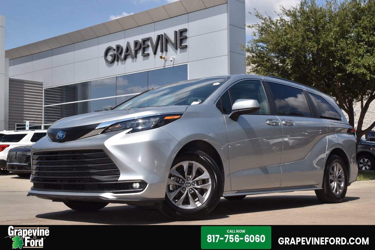 Used 2025 Toyota Sienna XLE FWD image 1