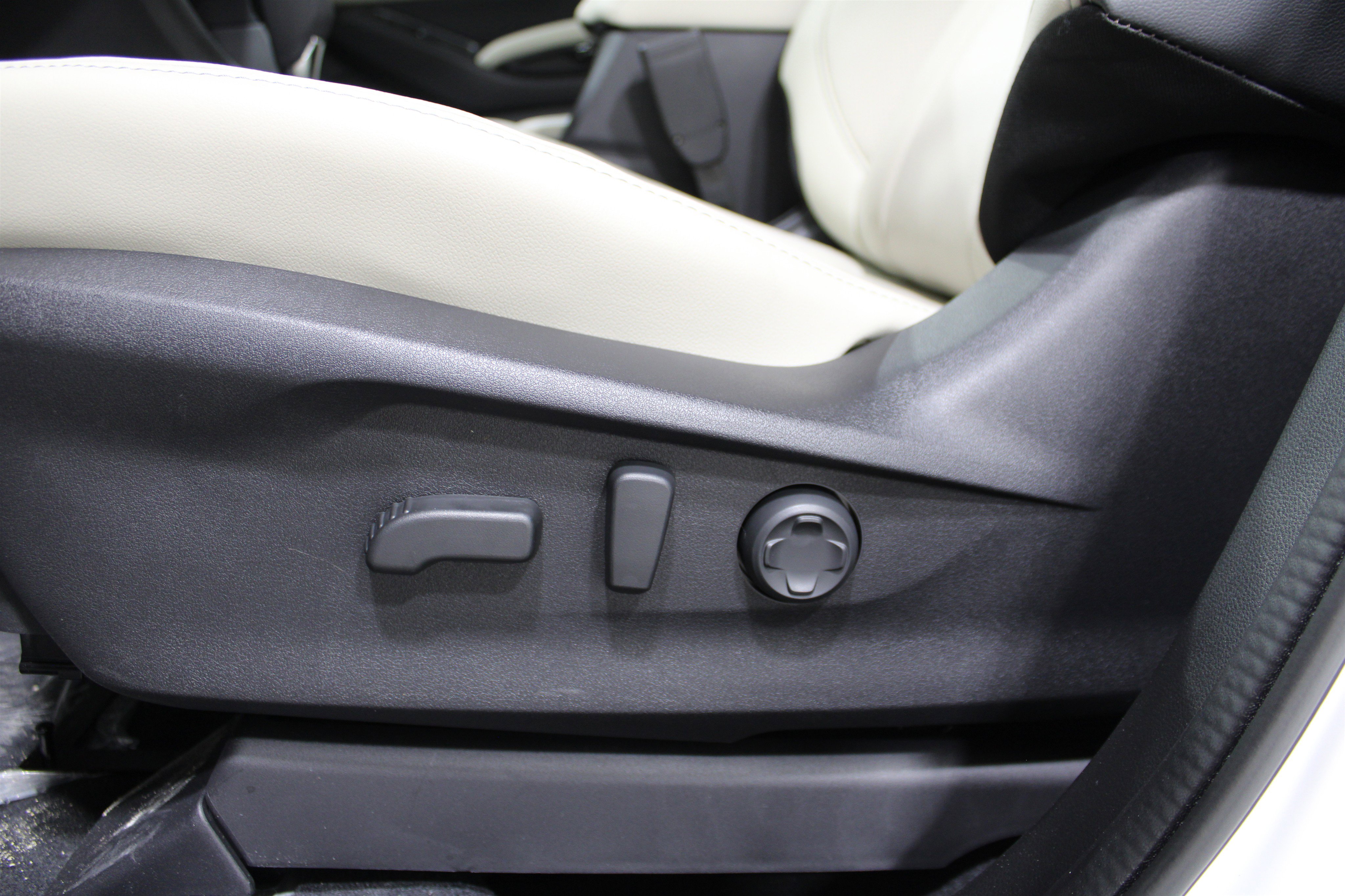 New 2025 Subaru Ascent Limited image 4