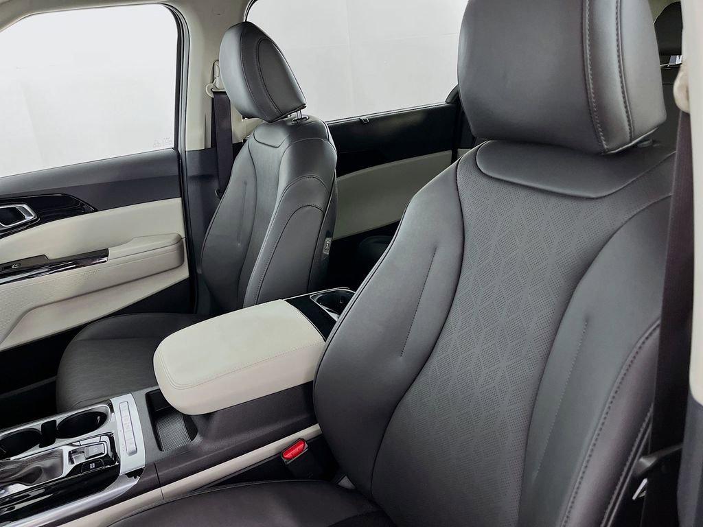 Used 2024 Kia Carnival EX image 28