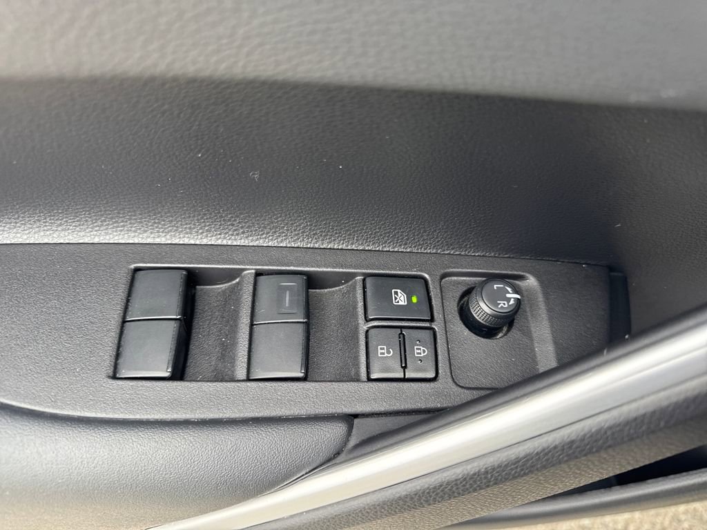 Used 2024 Toyota Corolla Cross XLE image 19