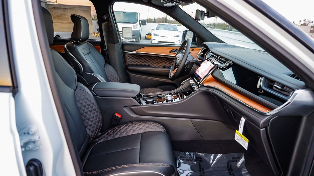 New 2025 Jeep Grand Cherokee Summit image 21