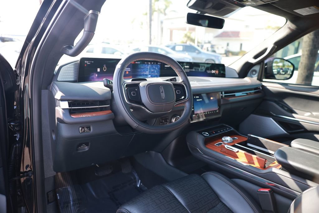 Used 2025 Lincoln Navigator Black Label image 17