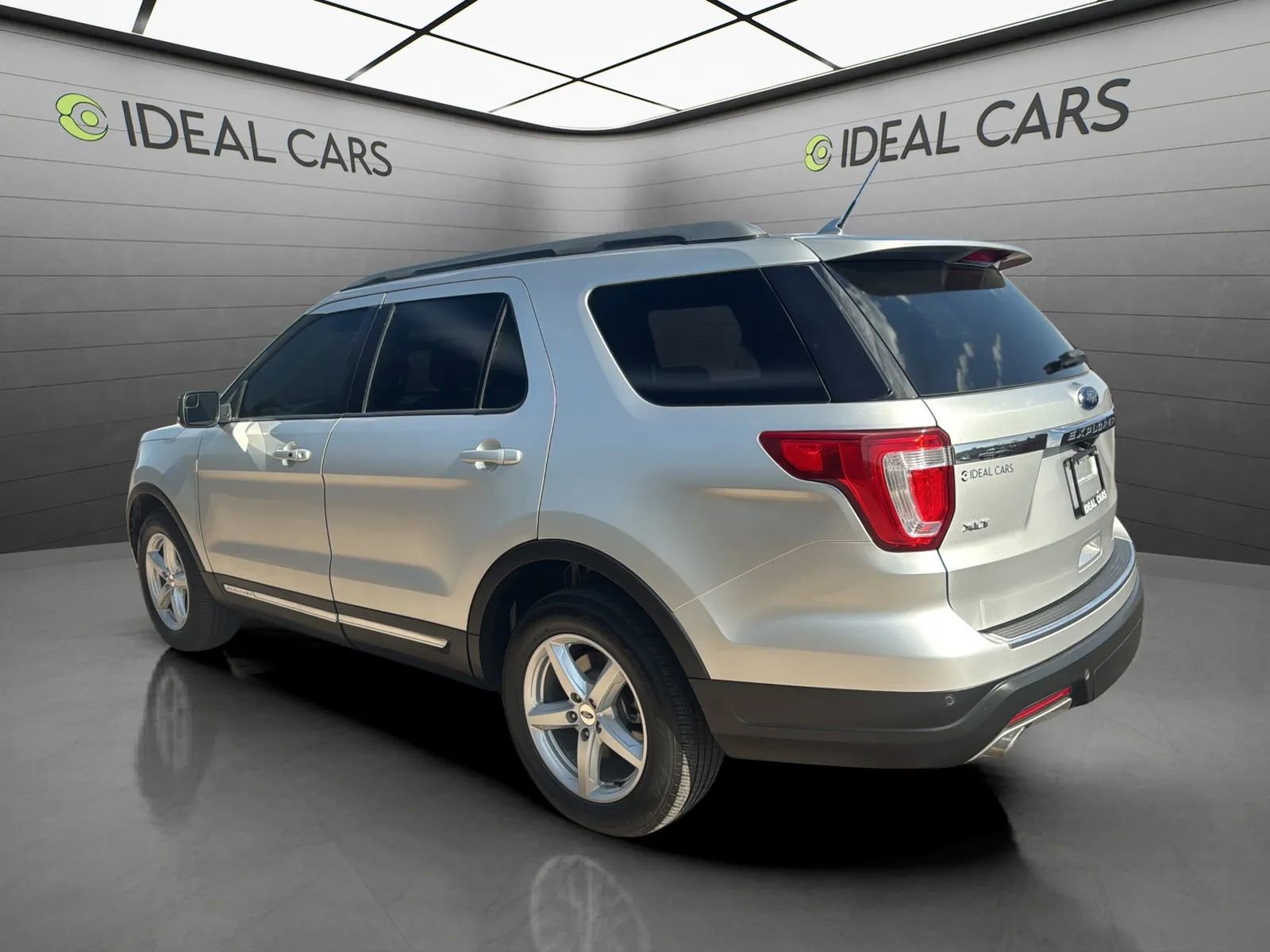 Used 2018 Ford Explorer XLT w/ Equipment Group 202A FWD image 3