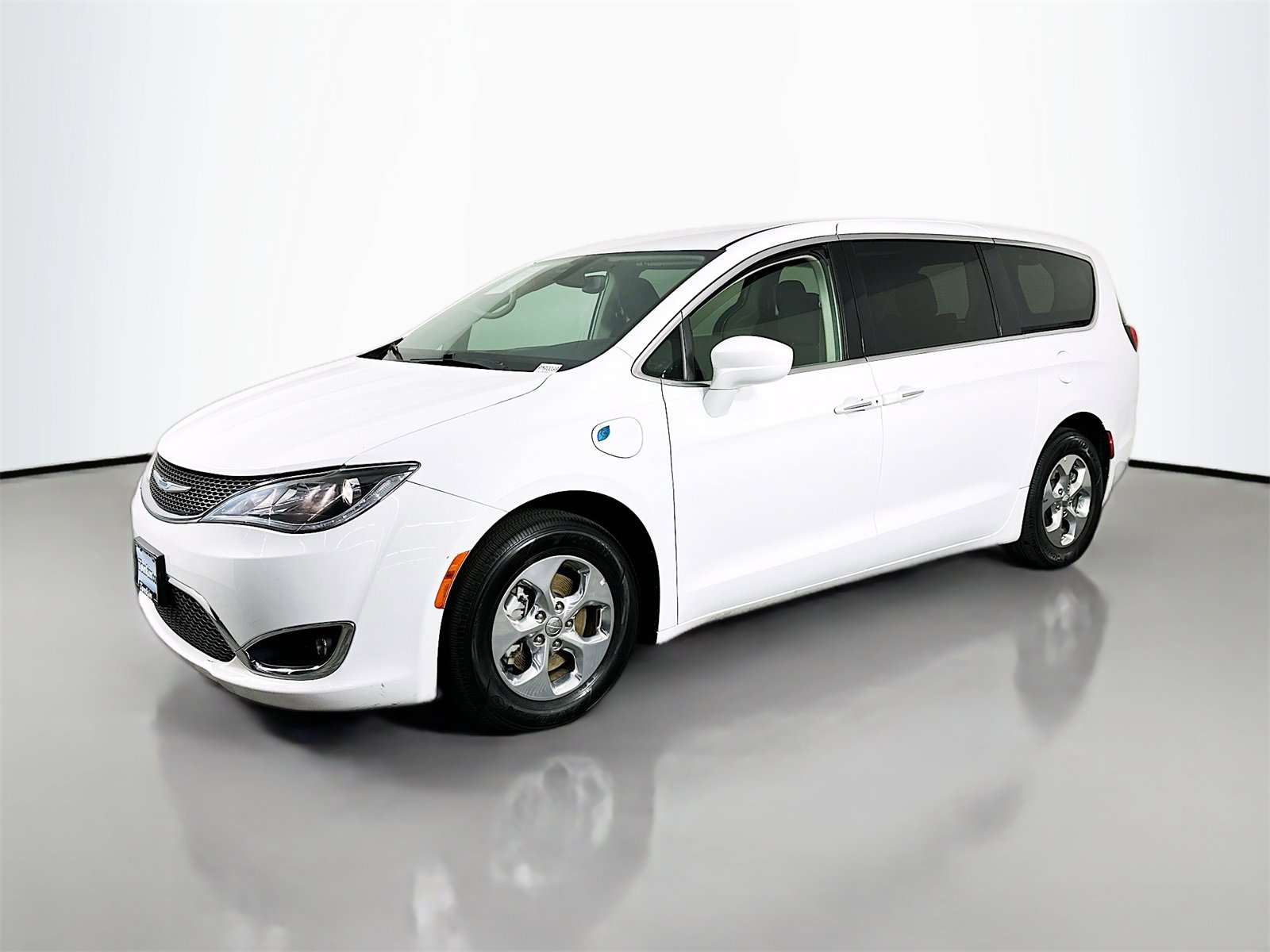 Used 2020 Chrysler Pacifica Touring image 3