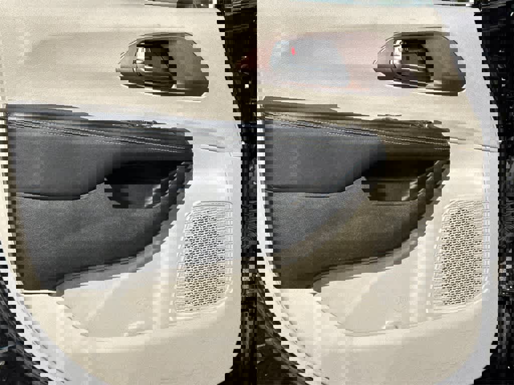 Used 2023 Chrysler Voyager LX image 11