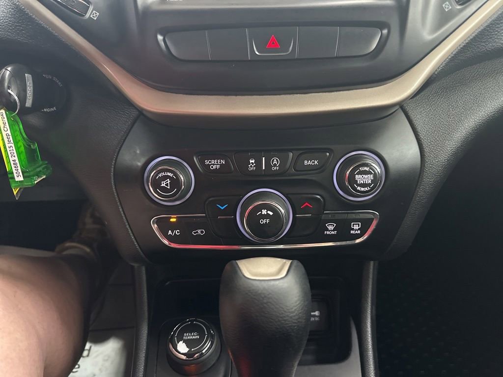 Used 2015 Jeep Cherokee Latitude w/ Cold Weather Group AWD/4WD image 43