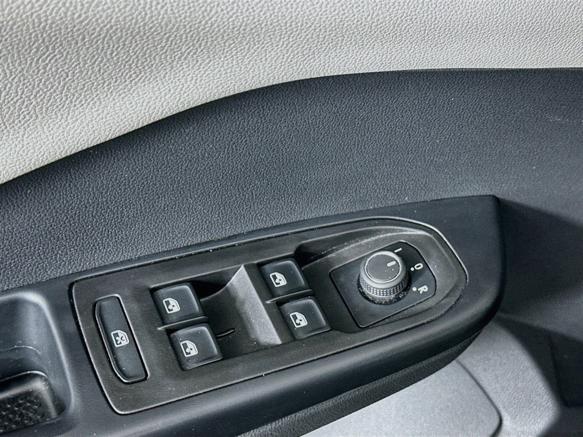 Used 2025 Volkswagen Taos S FWD image 15