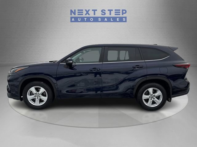 Used 2024 Toyota Highlander LE image 4
