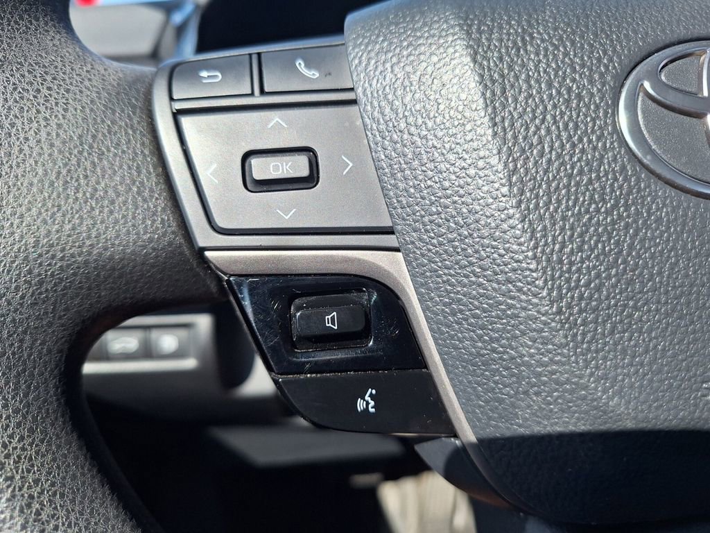 Used 2025 Toyota Camry SE image 13