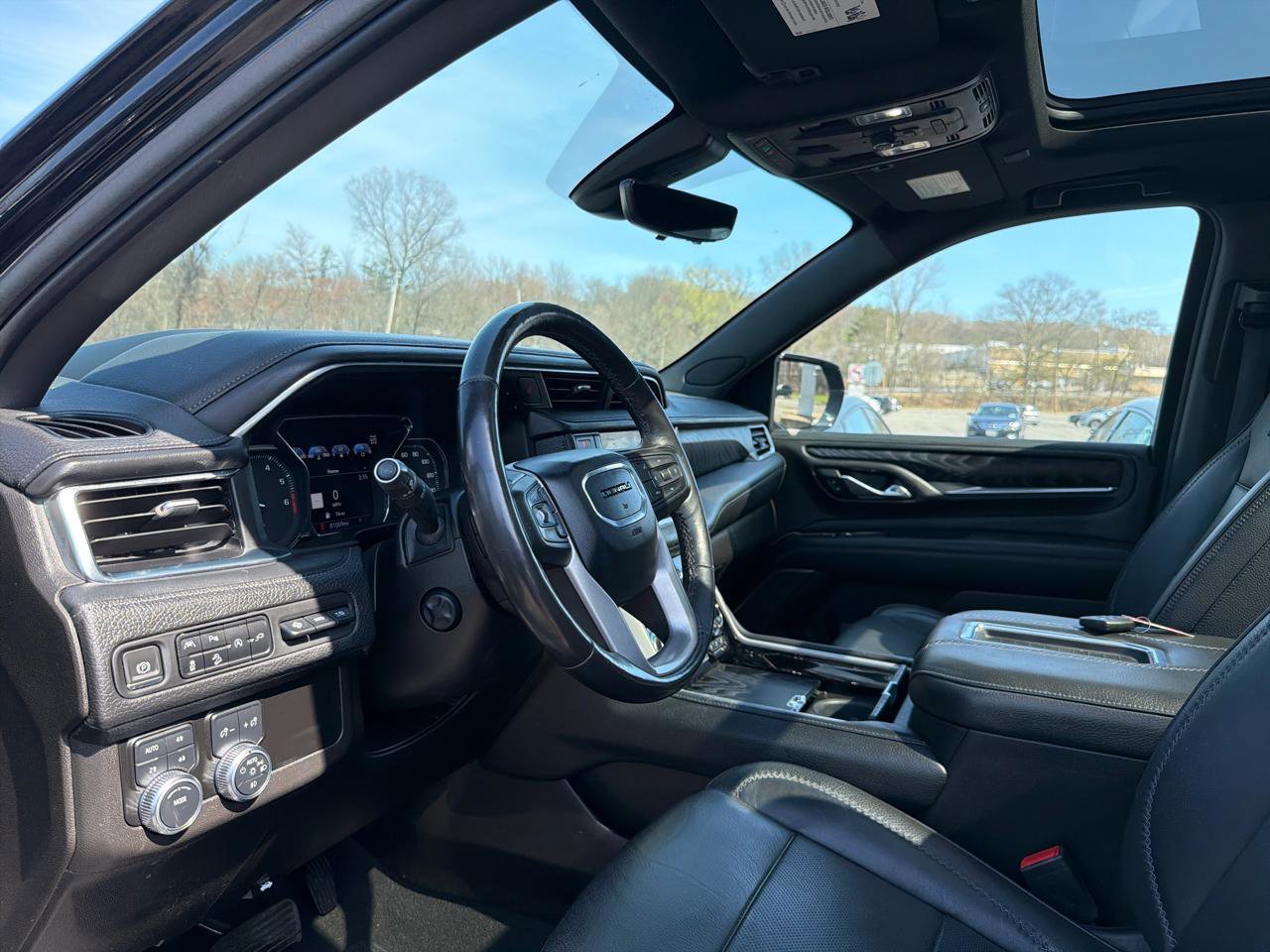 Used 2021 GMC Yukon XL Denali w/ Denali Premium Package image 18