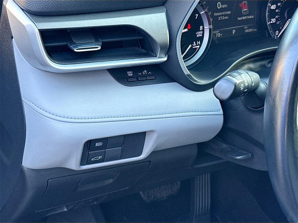 Used 2020 Toyota Highlander XLE image 11