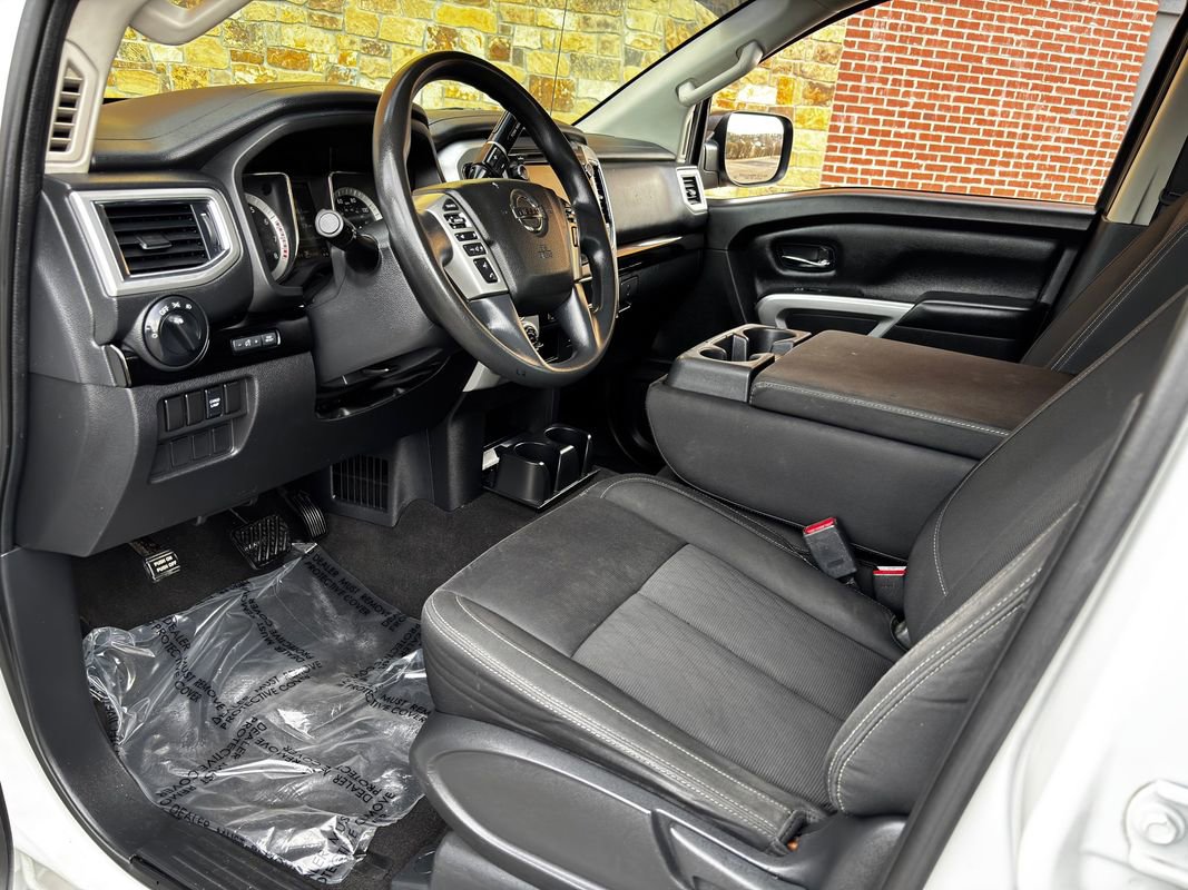 Used 2019 Nissan Titan SV image 32