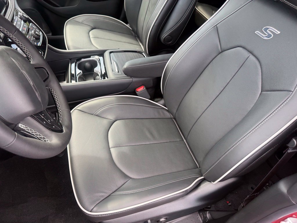 New 2027 Chrysler Pacifica Limited w/ Family Tech Group AWD/4WD image 17