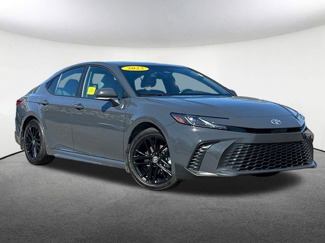 Used 2025 Toyota Camry SE image 2