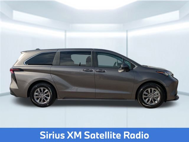 Used 2024 Toyota Sienna LE image 8