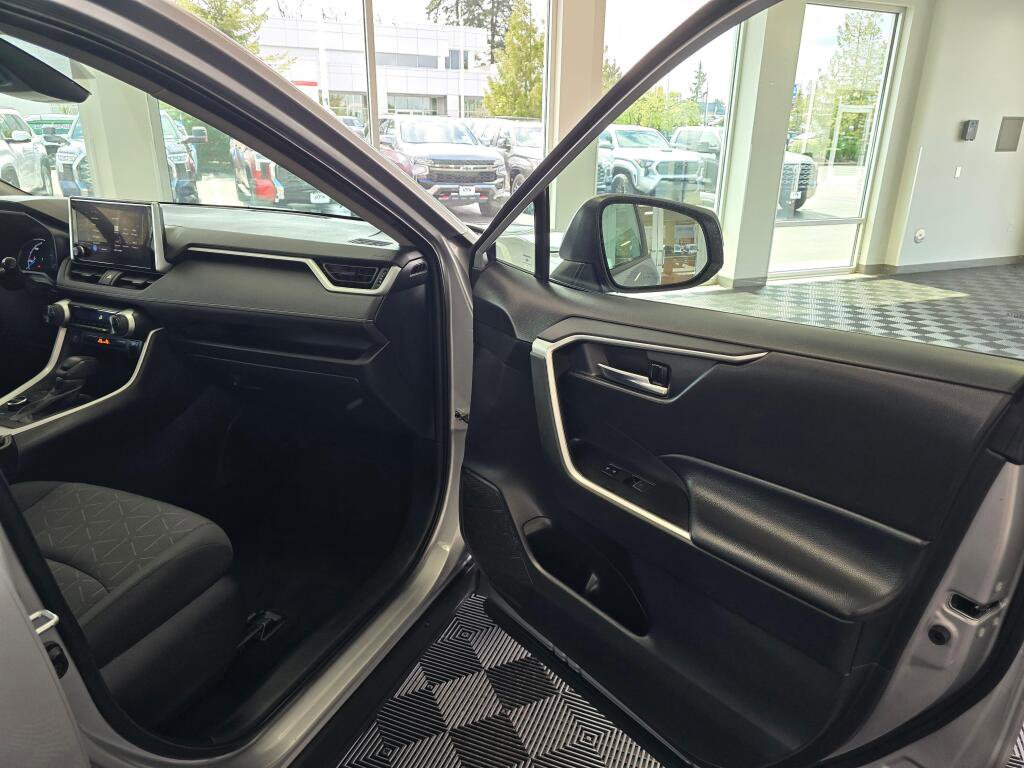 Used 2024 Toyota RAV4 XLE AWD/4WD image 41
