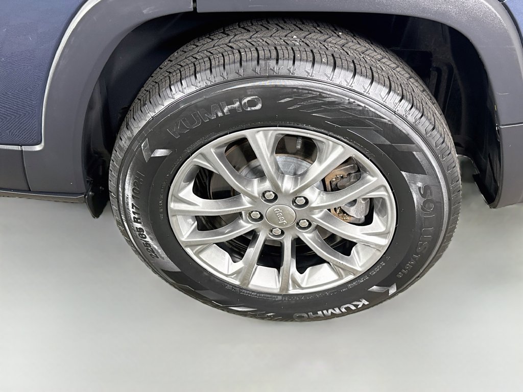 Used 2019 Jeep Cherokee Latitude Plus w/ Comfort/Convenience Group AWD/4WD image 33