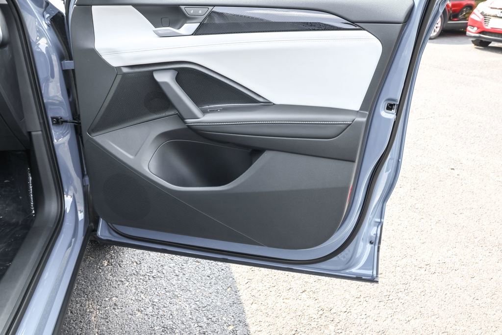 Used 2025 Volkswagen Tiguan SE image 44