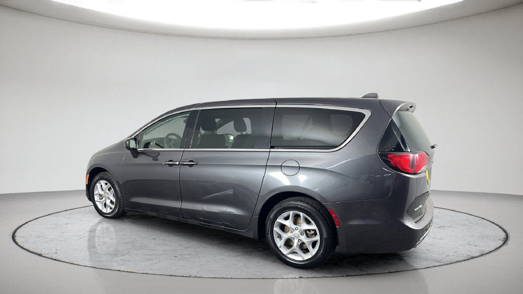 Used 2018 Chrysler Pacifica Touring Plus w/ Tire & Wheel Group FWD image 11