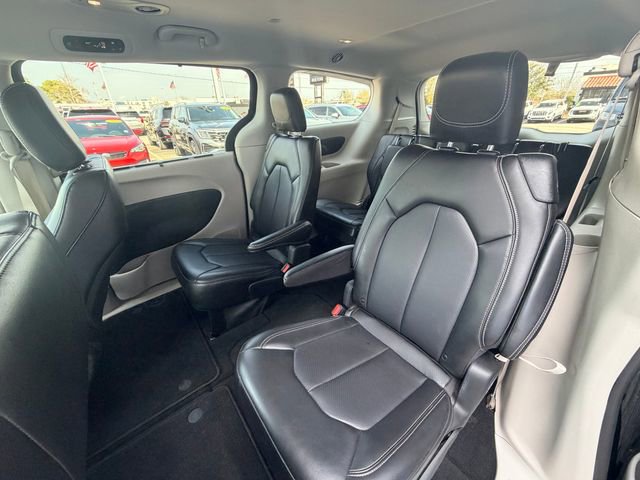 Used 2024 Chrysler Pacifica Touring-L image 15
