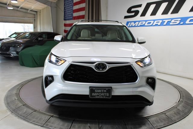 Used 2023 Toyota Highlander XLE image 3