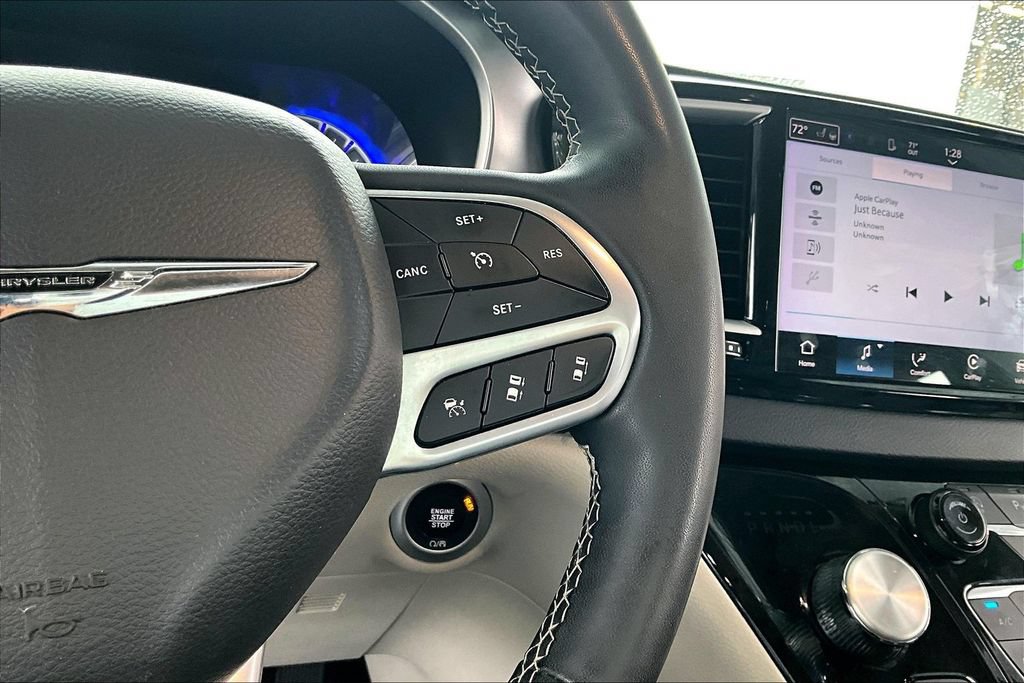 Used 2023 Chrysler Pacifica Touring-L FWD image 12