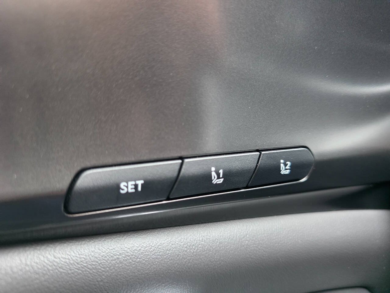 Used 2025 Kia Carnival SX w/ SX Dark Edition Package FWD image 12