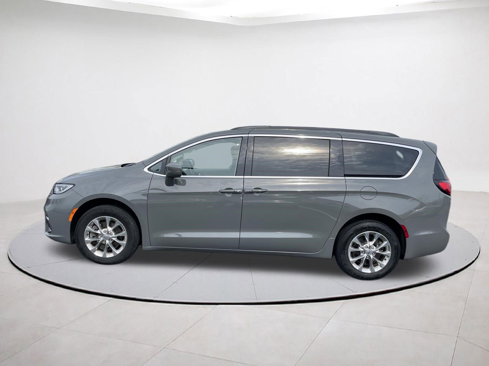 Used 2022 Chrysler Pacifica Touring-L image 4