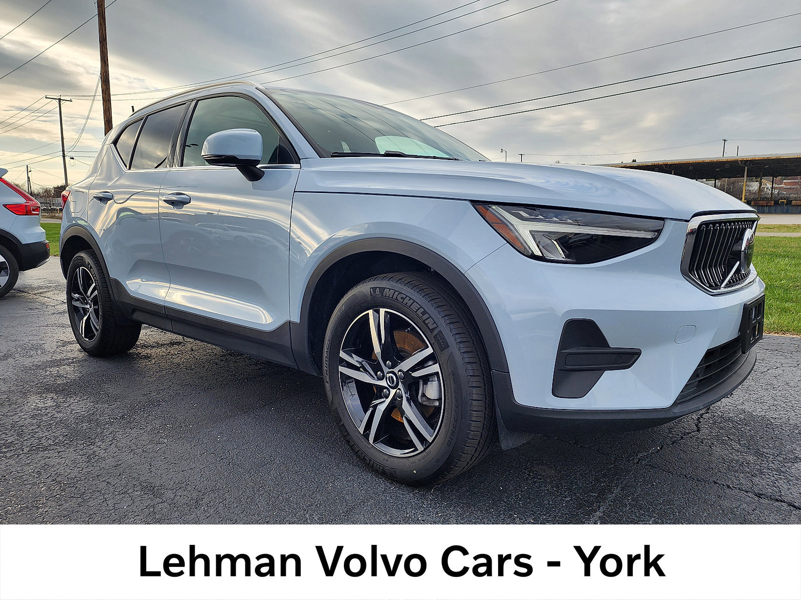 Certified 2025 Volvo XC40 B5 Core image 1