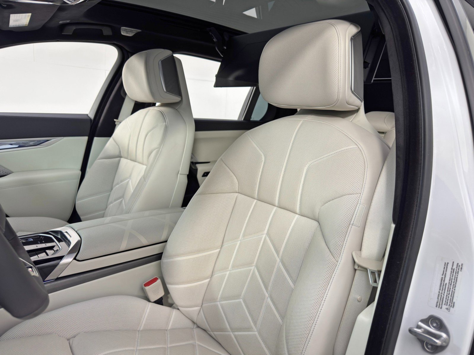 Used 2023 BMW i7 xDrive60 w/ Executive Package 2 image 53