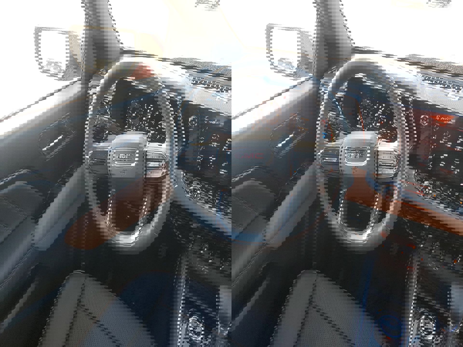 Used 2025 GMC Canyon AT4 w/ Technology Plus Package image 17