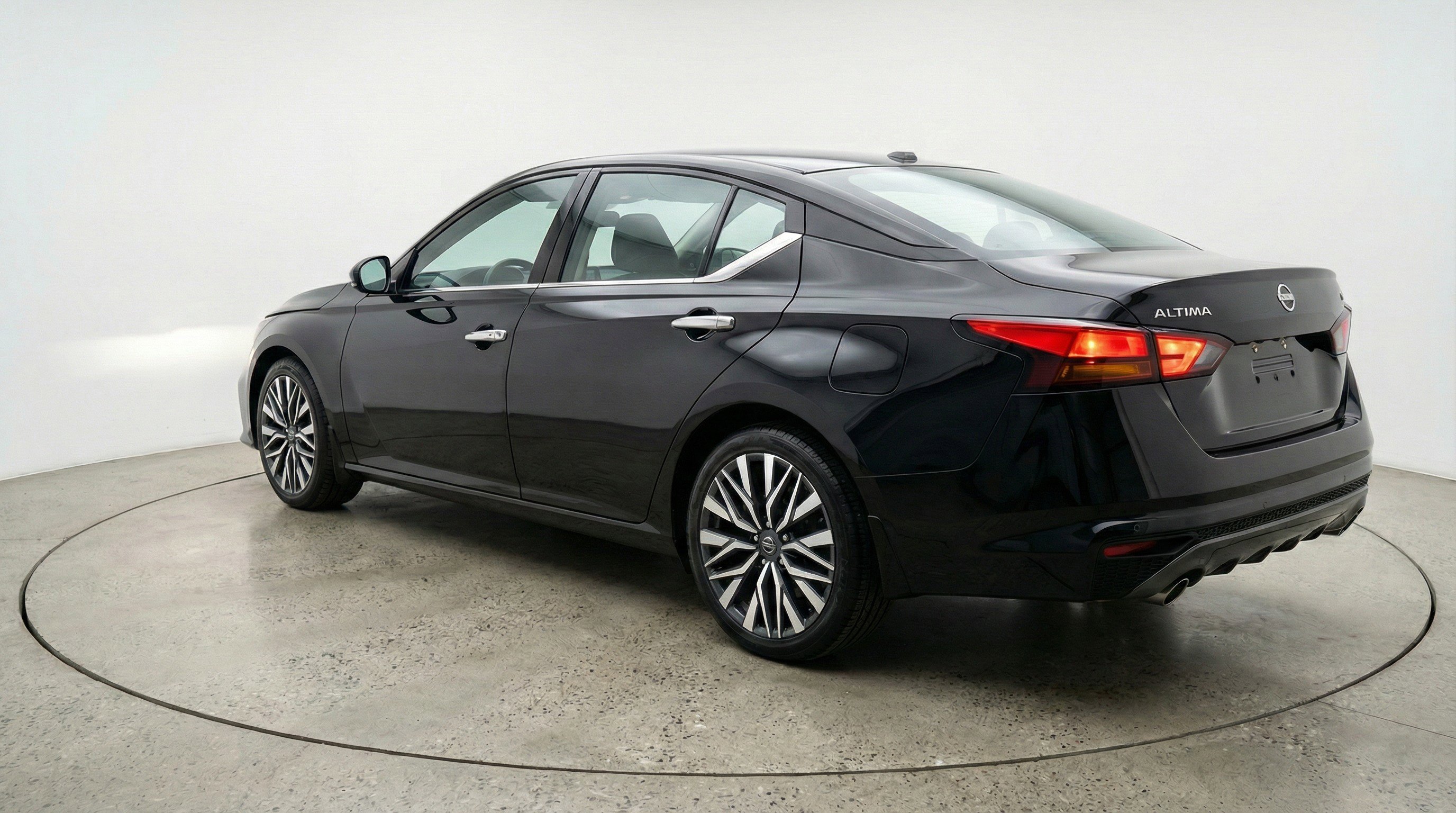 Used 2025 Nissan Altima 2.5 SV FWD image 6