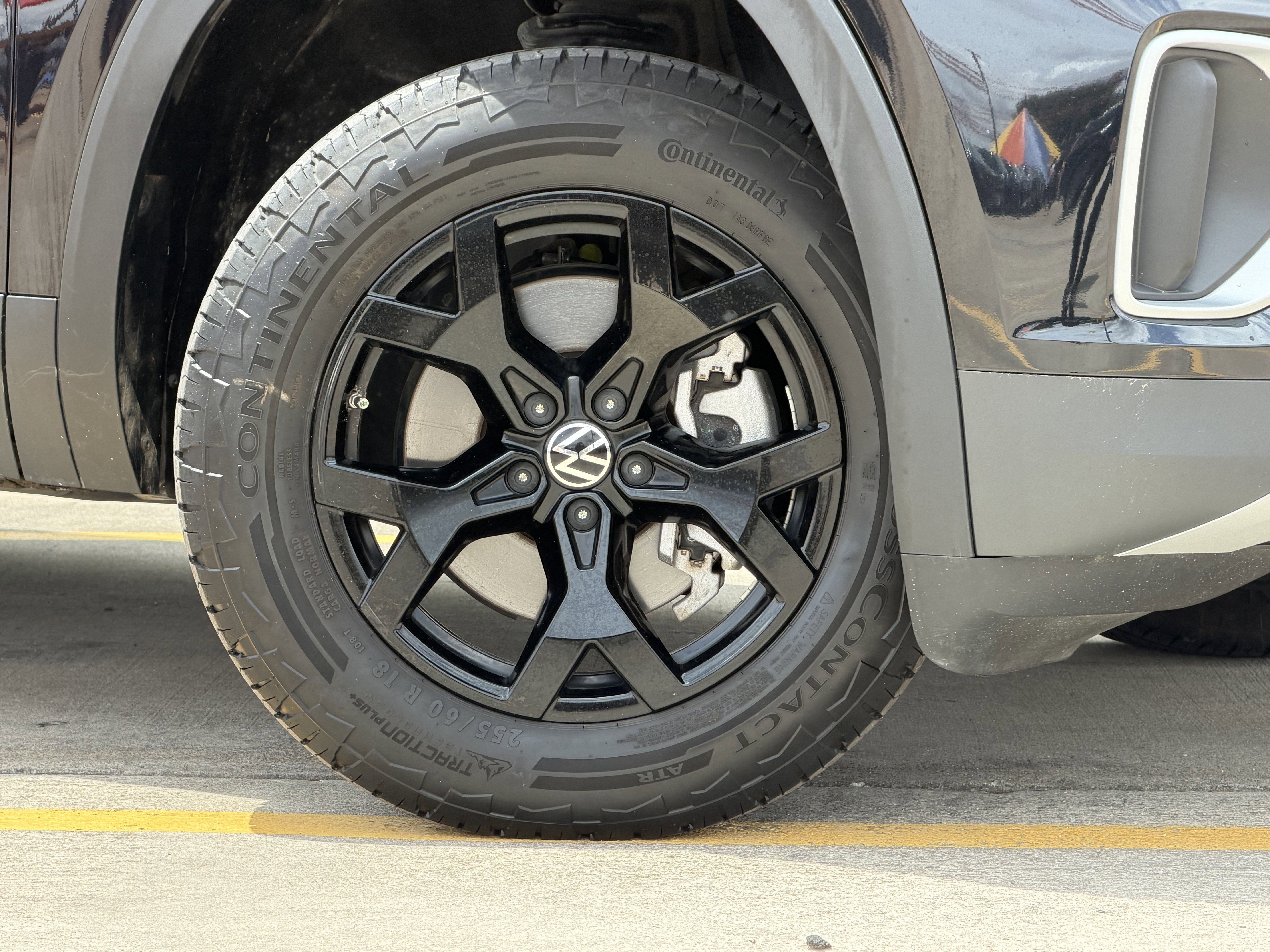 Used 2024 Volkswagen Atlas Peak Edition SE AWD/4WD image 3