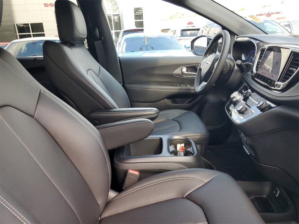 New 2025 Chrysler Pacifica Select image 32