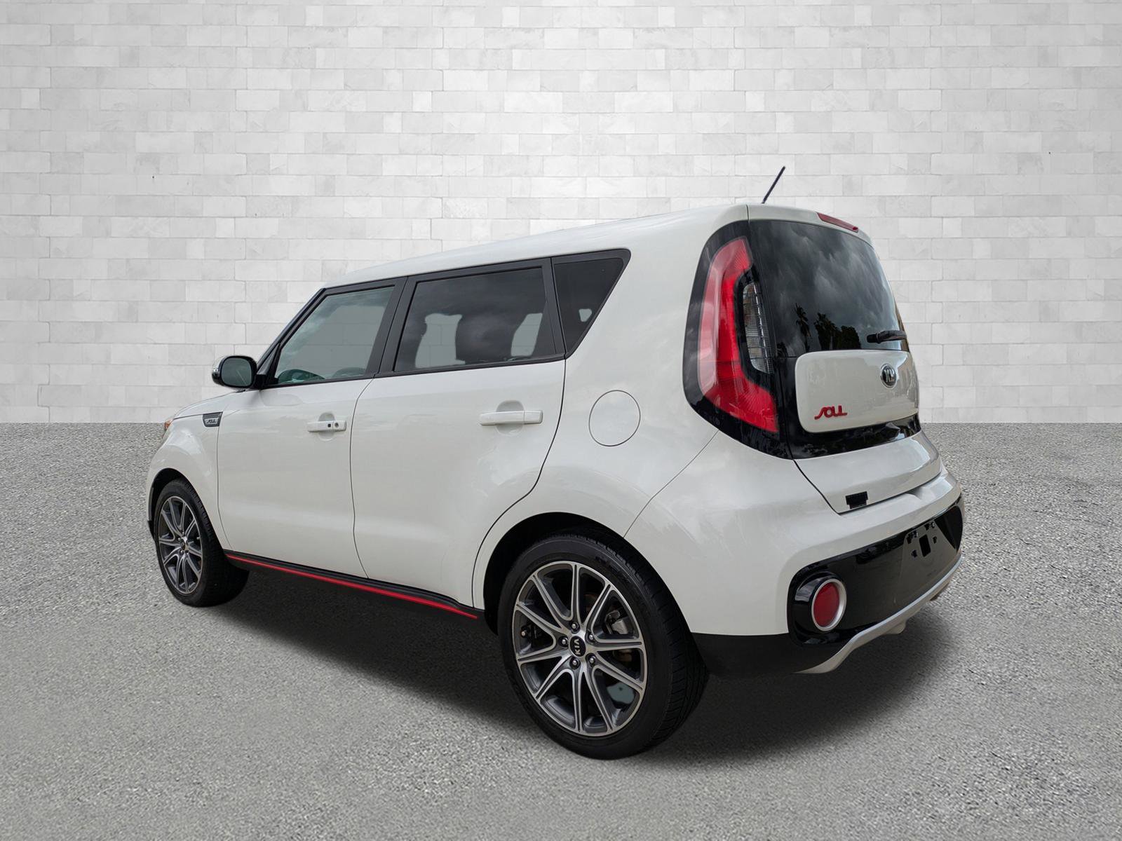 Used 2017 Kia Soul ! FWD image 4