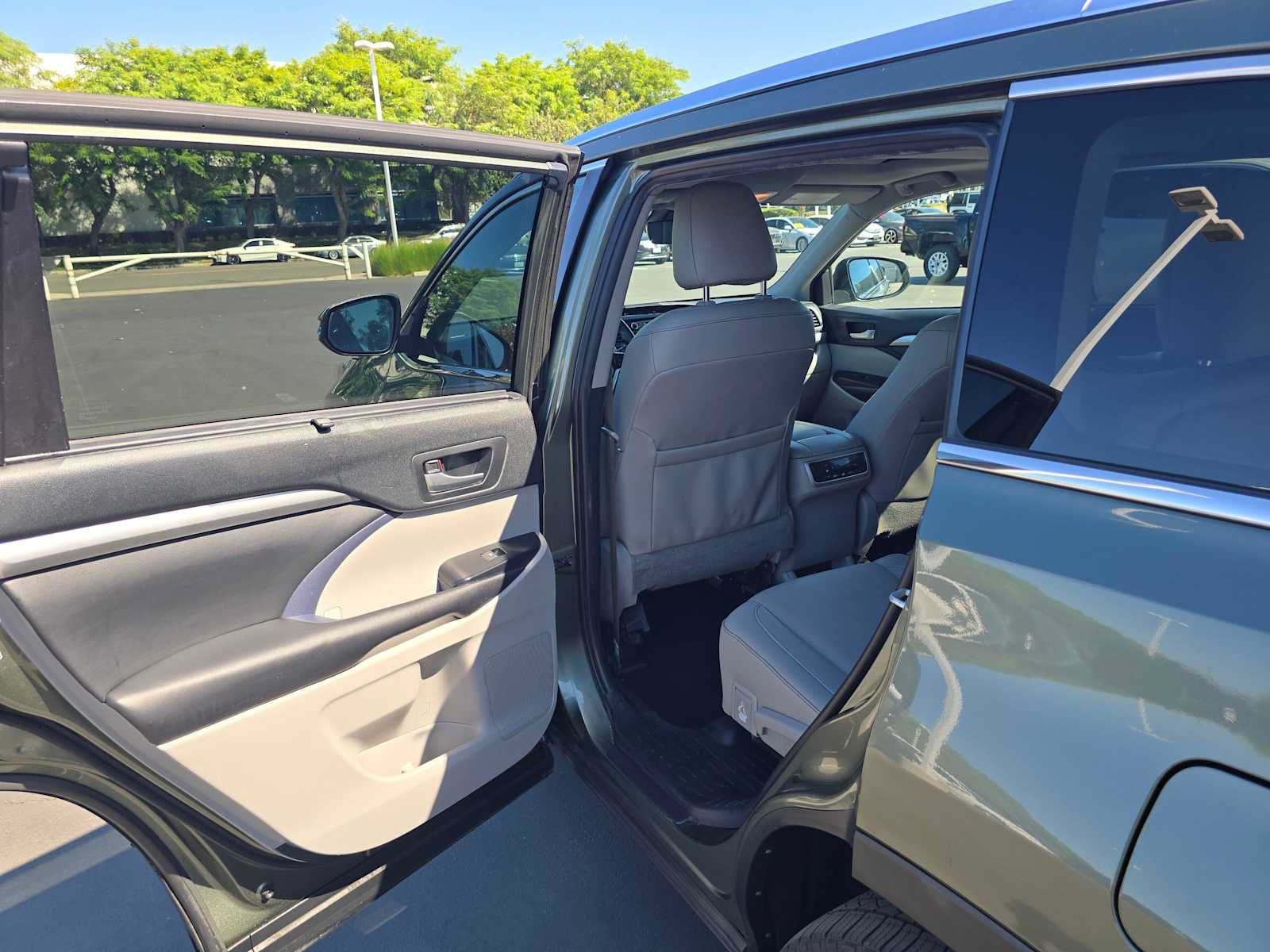 Certified 2019 Toyota Highlander XLE w/ Carpet Mat Package (TMS) AWD/4WD image 17