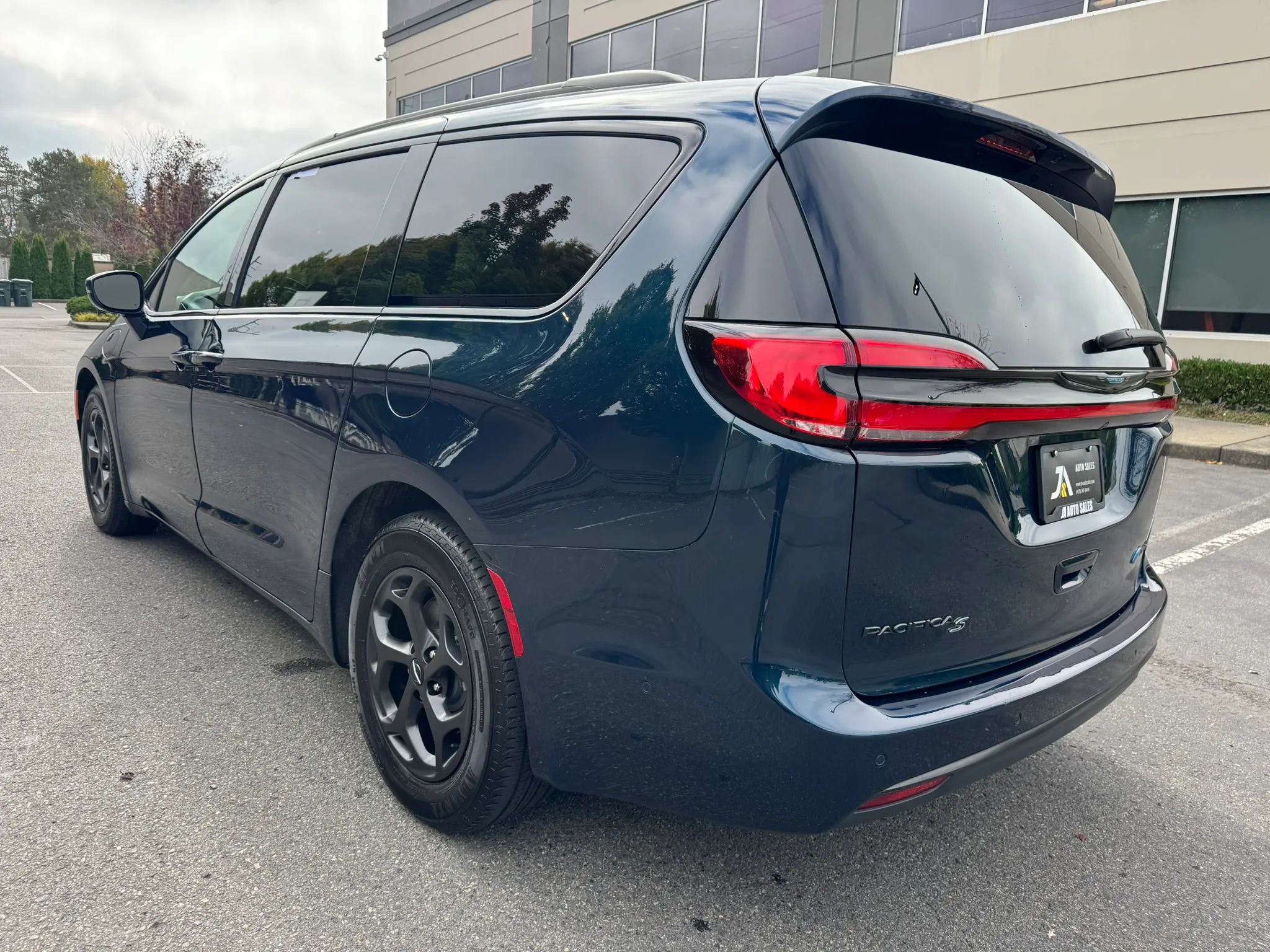 Used 2021 Chrysler Pacifica Touring-L w/ S Appearance Package FWD image 6