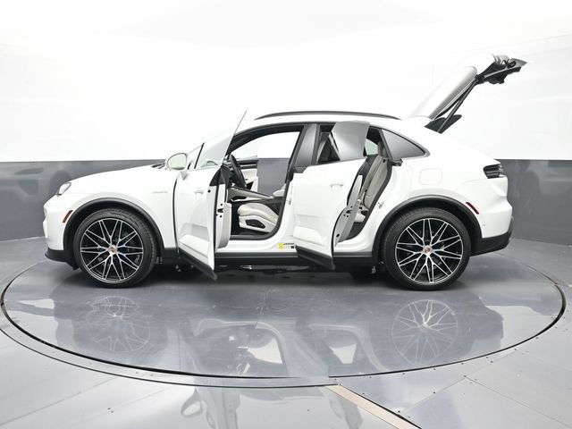 Certified 2025 Porsche Macan Electric RWD image 33