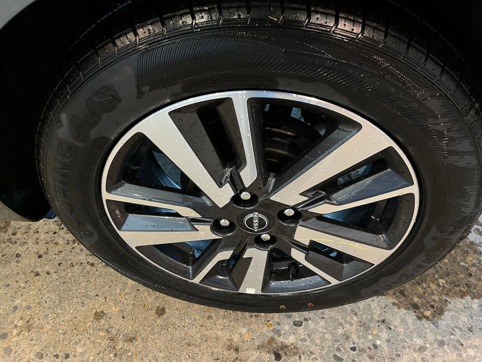 Used 2025 Nissan Versa SV image 29