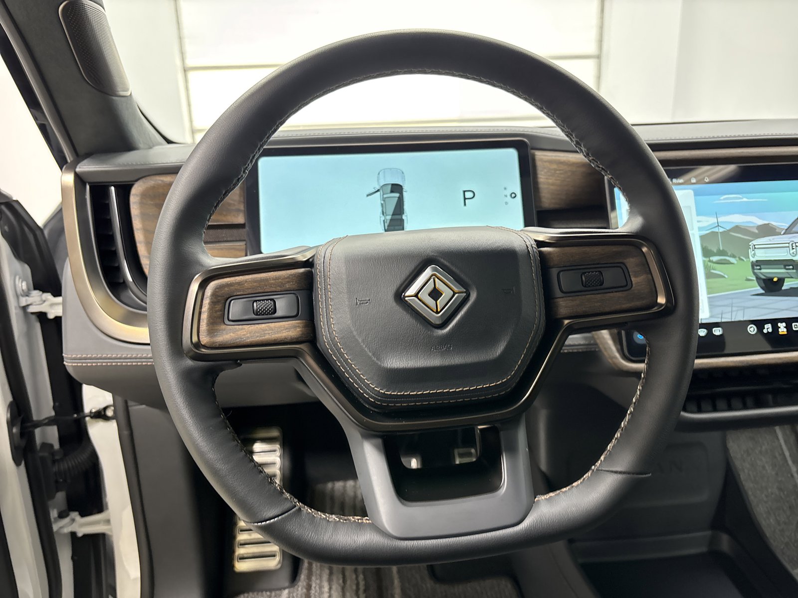 Used 2025 Rivian R1S Premium image 28
