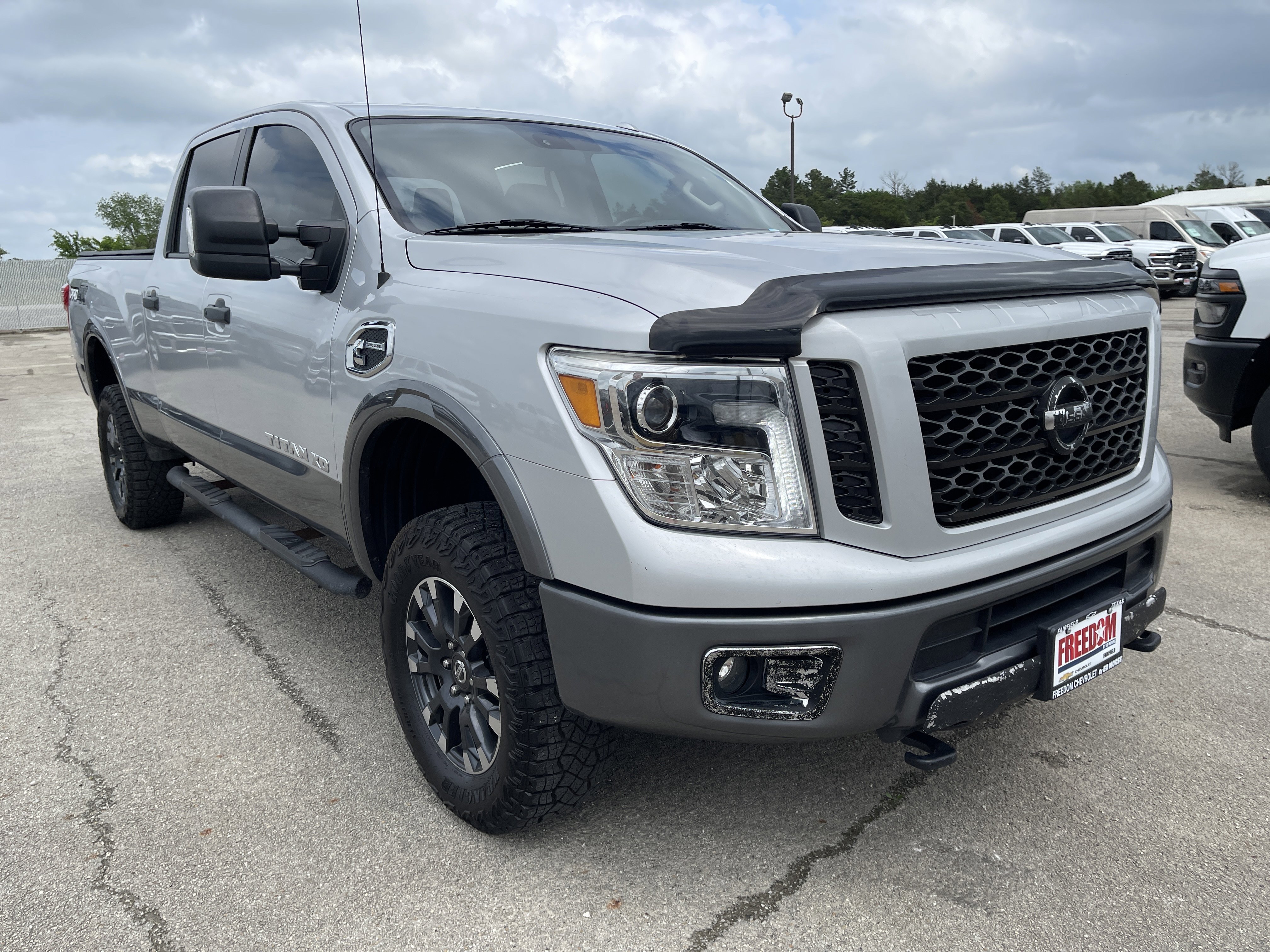 Used 2019 Nissan Titan PRO-4X AWD/4WD image 2