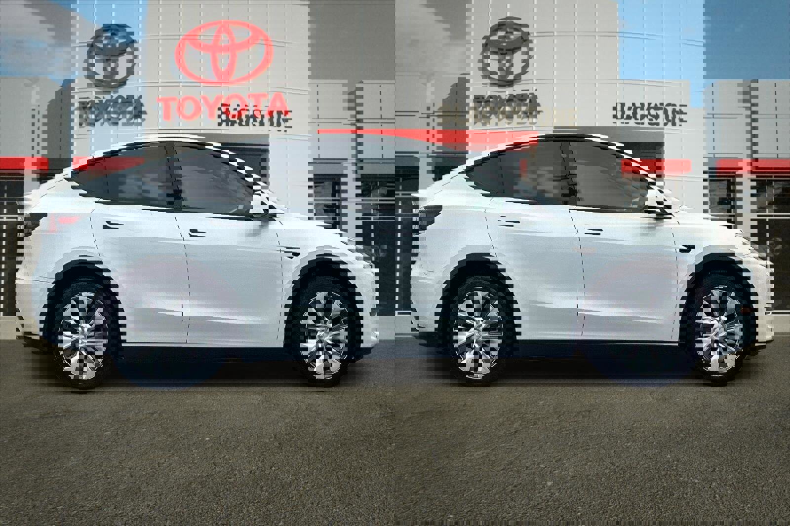 Used 2023 Tesla Model Y Long Range image 2