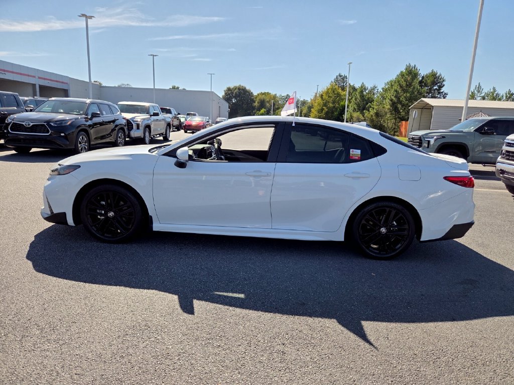 Used 2025 Toyota Camry SE FWD image 4