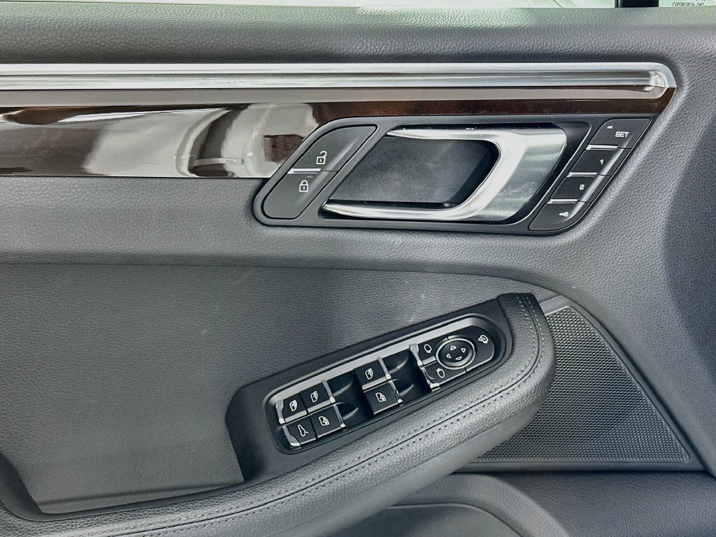 Certified 2024 Porsche Macan AWD/4WD image 20