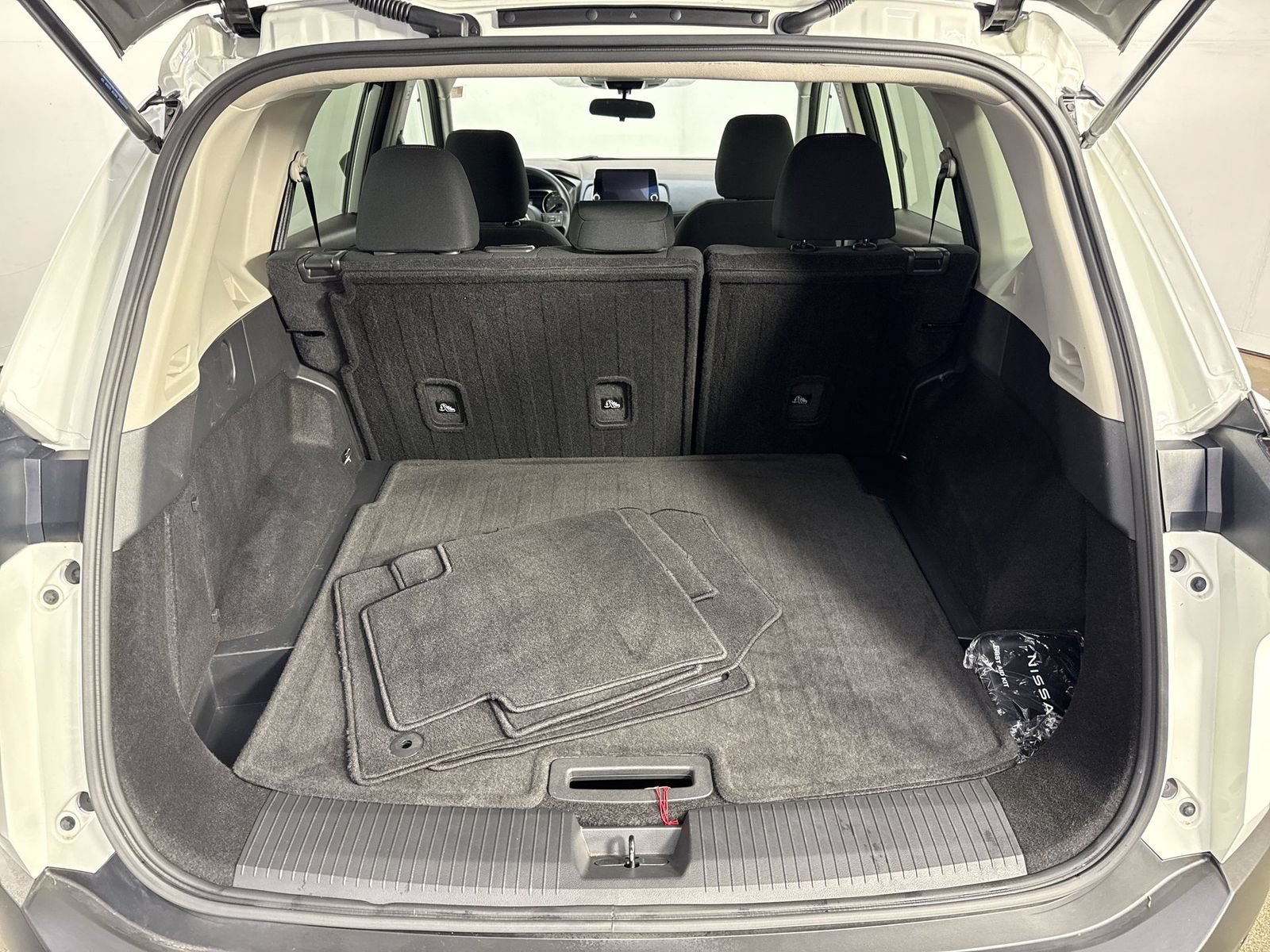 Used 2023 Nissan Rogue S AWD/4WD image 32