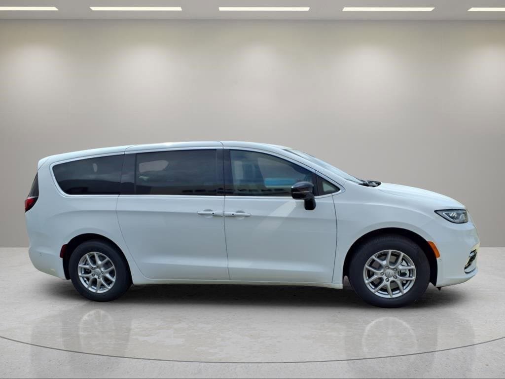 New 2025 Chrysler Pacifica Select FWD image 2